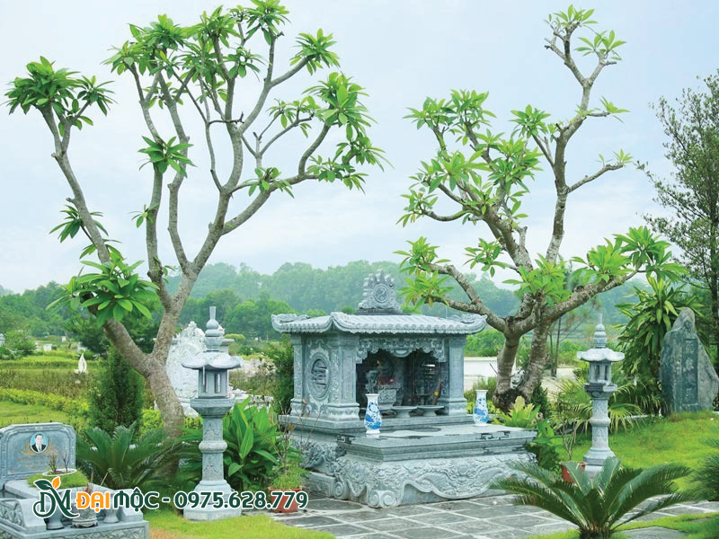 Hai bên lăng mộ được trồng cây hoa đại